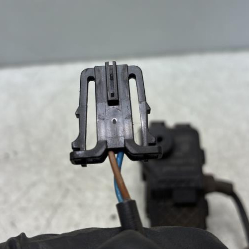 Actionneur verrou trappe d'essence VOLKSWAGEN POLO 5 Photo n°5