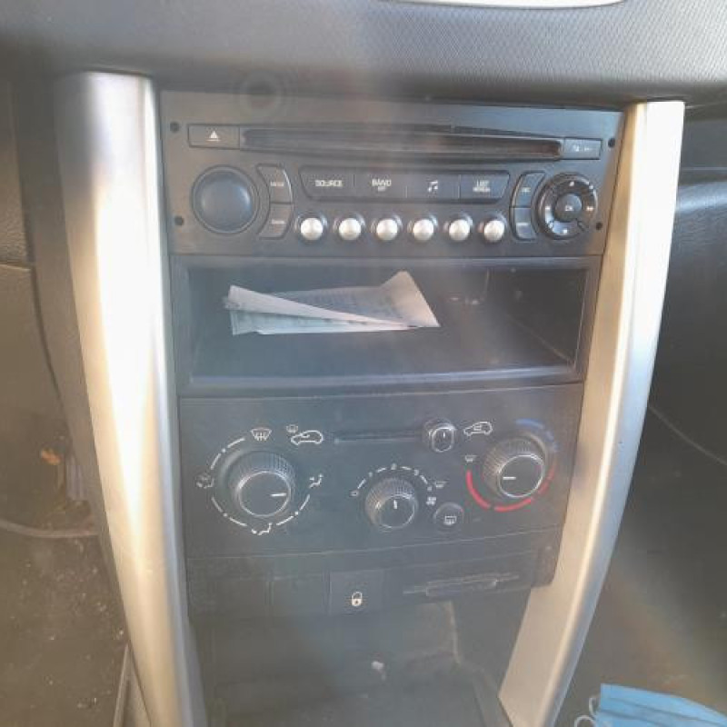 Attache ceinture avant droit PEUGEOT 207 Photo n°9