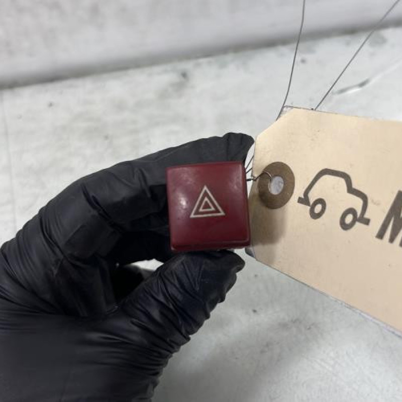 Bouton de warning PEUGEOT 207 Photo n°1