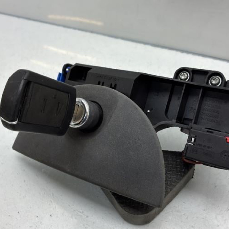 Bouton de coffre OPEL MERIVA A Photo n°1