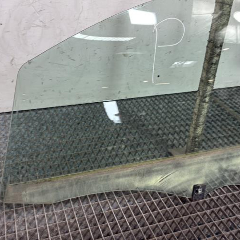 Vitre avant gauche PEUGEOT 108 Photo n°2