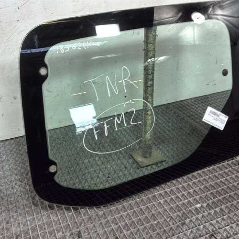 Vitre arriere gauche PEUGEOT PARTNER 2 Photo n°2