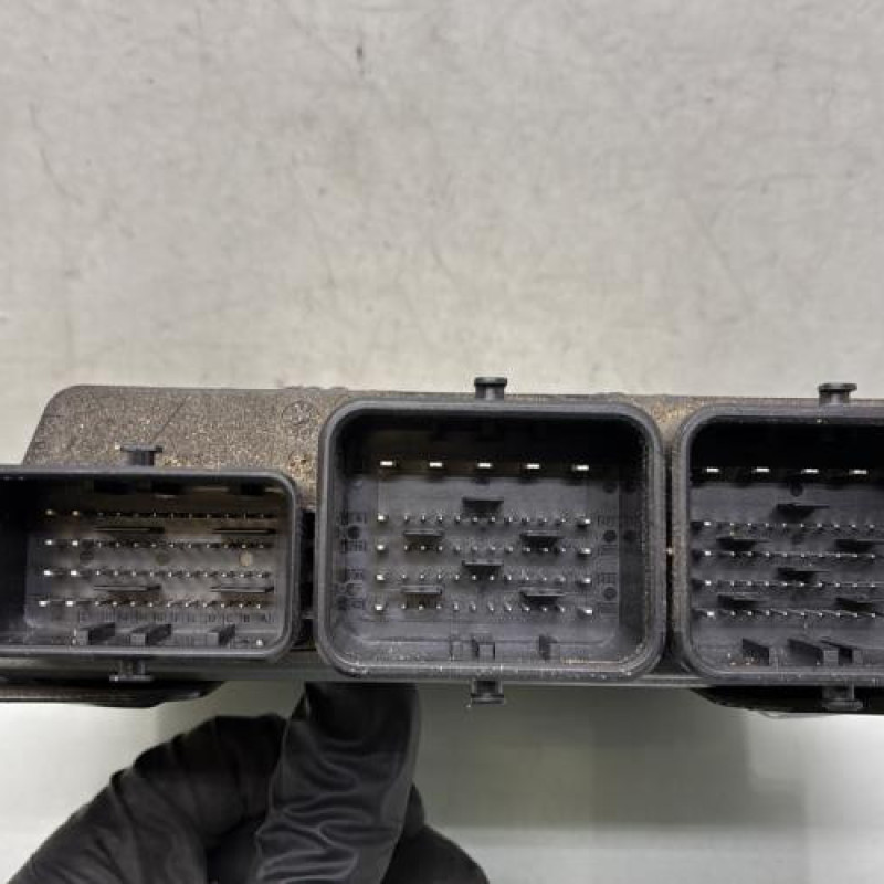 Calculateur moteur PEUGEOT 5008 1 Photo n°3