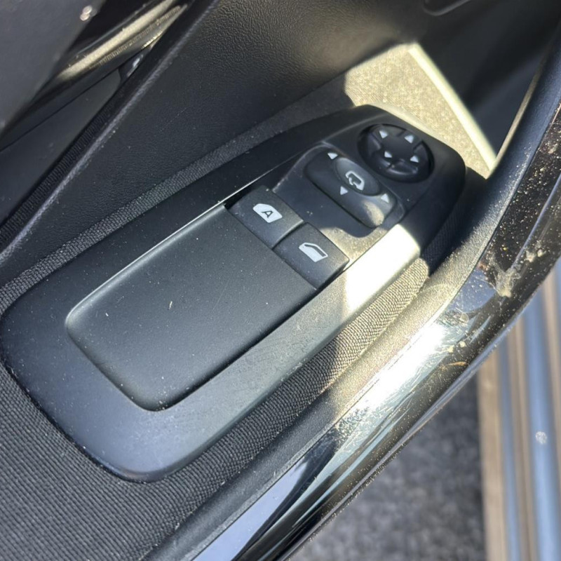 PEUGEOT 208 1 PHASE 2 1.6 BLUE HDI - 8V TURBO Photo n°21