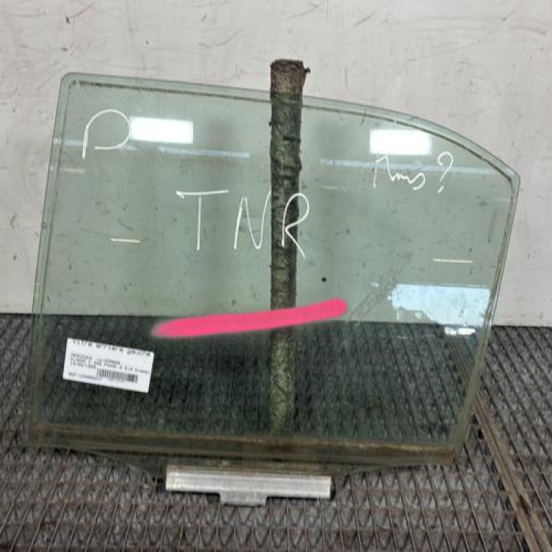 Vitre arriere gauche MERCEDES CLASSE C 202 Photo n°1