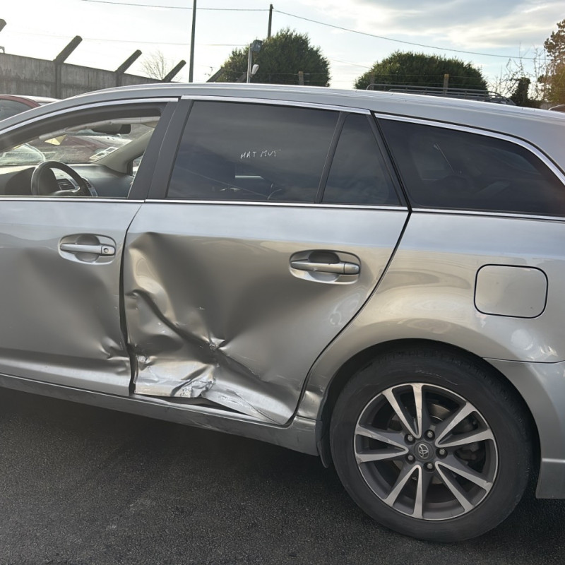 TOYOTA AVENSIS 3 PHASE 2 BREAK 2.0 D4D - 16V TURBO Photo n°7