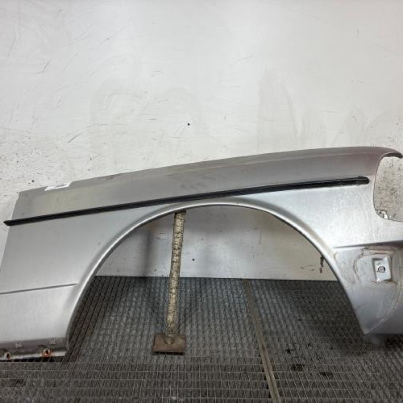 Aile avant droit MERCEDES 200 W123 Photo n°1