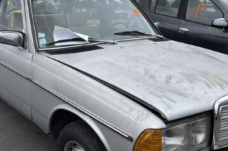 Aile avant droit MERCEDES 200 W123