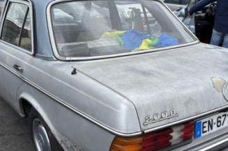 Aile avant droit MERCEDES 200 W123