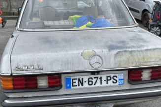 Aile avant droit MERCEDES 200 W123