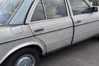 Aile avant droit MERCEDES 200 W123
