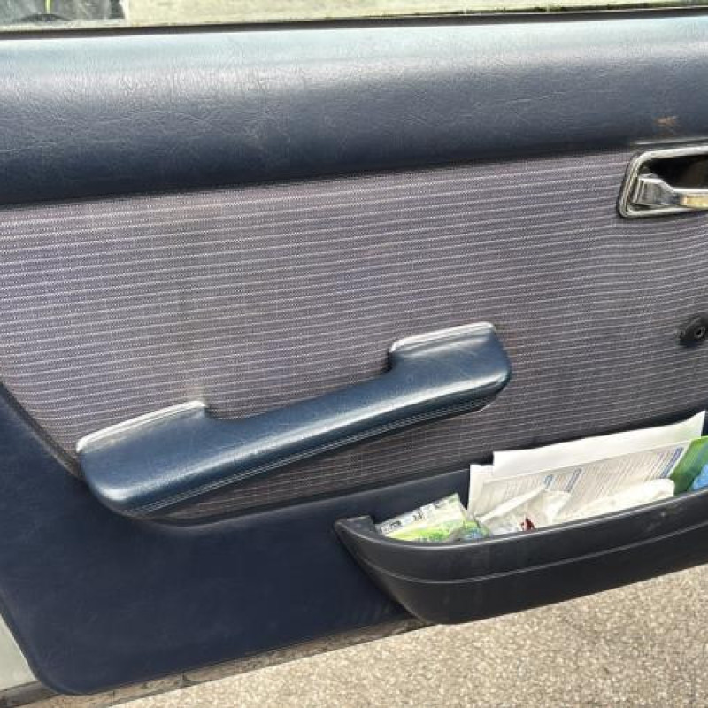 Aile avant droit MERCEDES 200 W123 Photo n°13