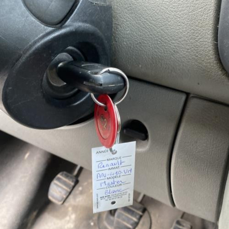 Attache ceinture avant droit RENAULT MASTER 2 Photo n°13