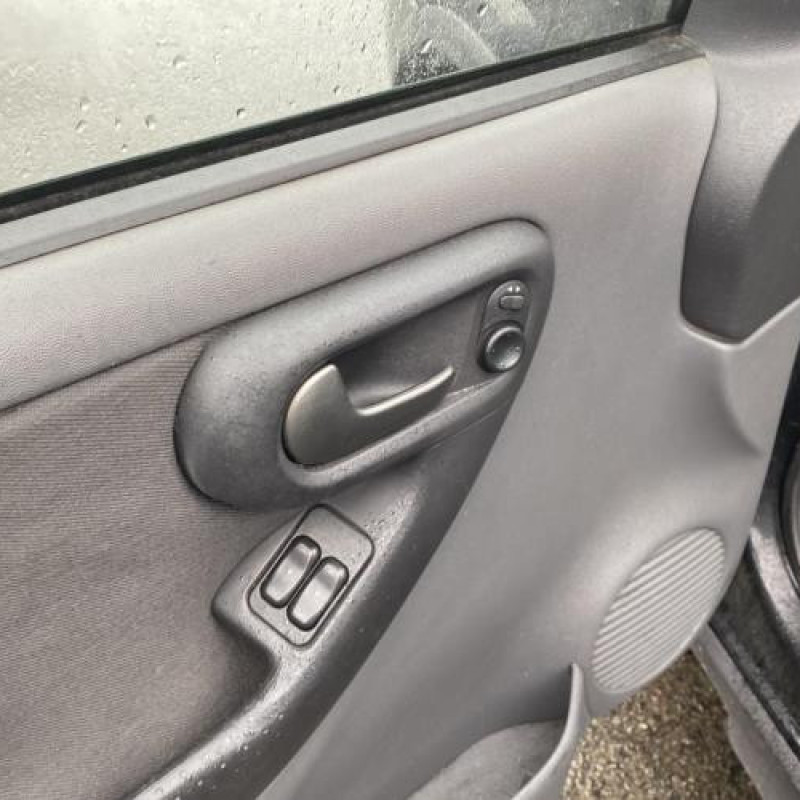 Vitre avant gauche OPEL CORSA C Photo n°18