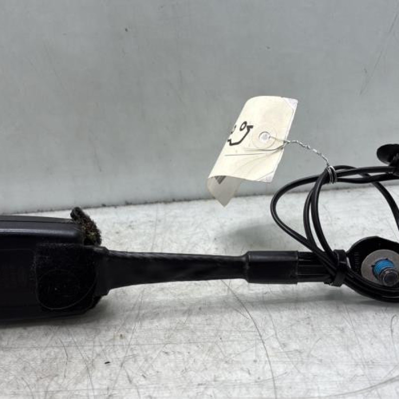 Attache ceinture avant droit FORD FIESTA 7 Photo n°2