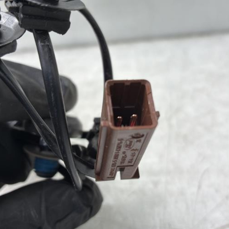 Attache ceinture avant droit FORD FIESTA 7 Photo n°4