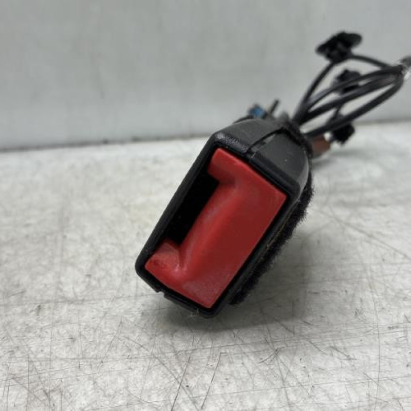 Attache ceinture avant gauche FORD FIESTA 7 Photo n°2