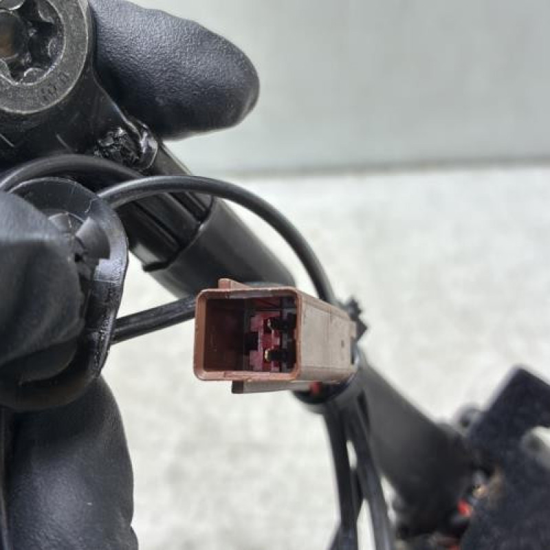 Attache ceinture avant gauche FORD FIESTA 7 Photo n°4