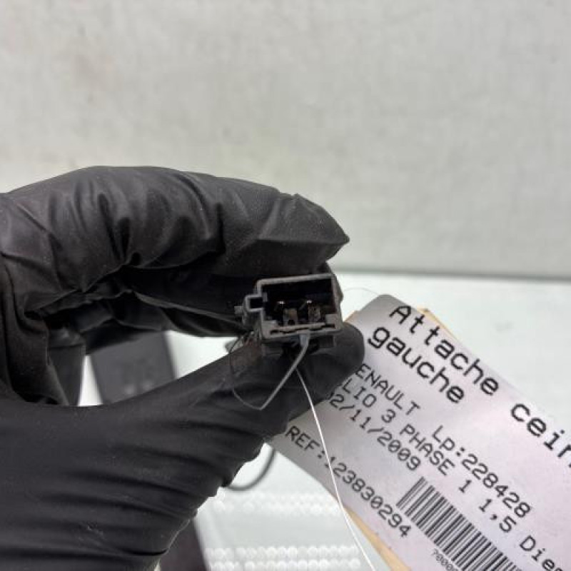 Attache ceinture avant gauche RENAULT CLIO 3 Photo n°3