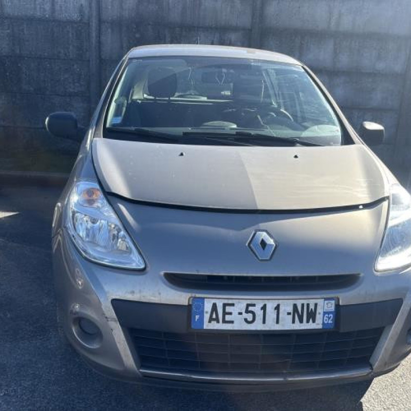 Attache ceinture avant gauche RENAULT CLIO 3 Photo n°15