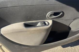 Attache ceinture avant gauche RENAULT CLIO 3