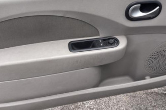 Attache ceinture arriere droit RENAULT TWINGO 2