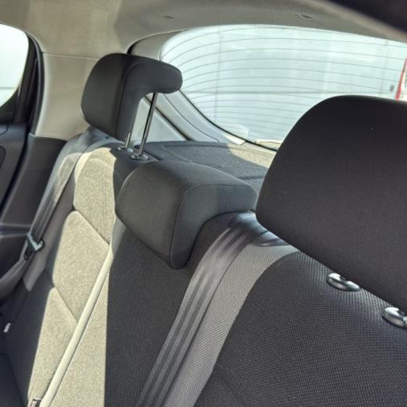 Attache ceinture avant gauche PEUGEOT 207 Photo n°15