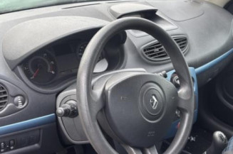 Attache ceinture arriere droit RENAULT CLIO 3