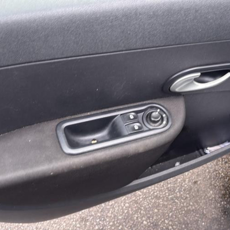 Attache ceinture arriere gauche RENAULT CLIO 3 Photo n°13