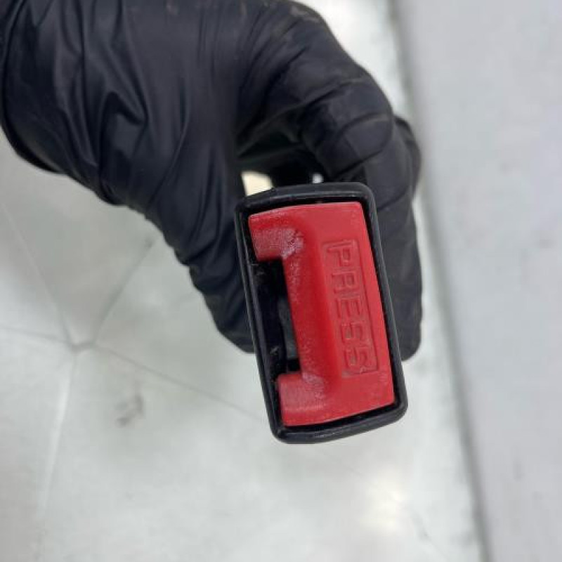 Attache ceinture avant droit RENAULT CLIO 3 Photo n°3
