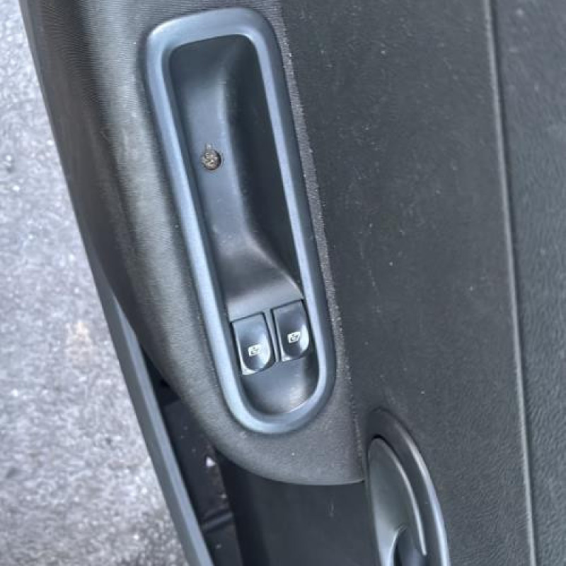 Attache ceinture avant droit RENAULT CLIO 3 Photo n°13