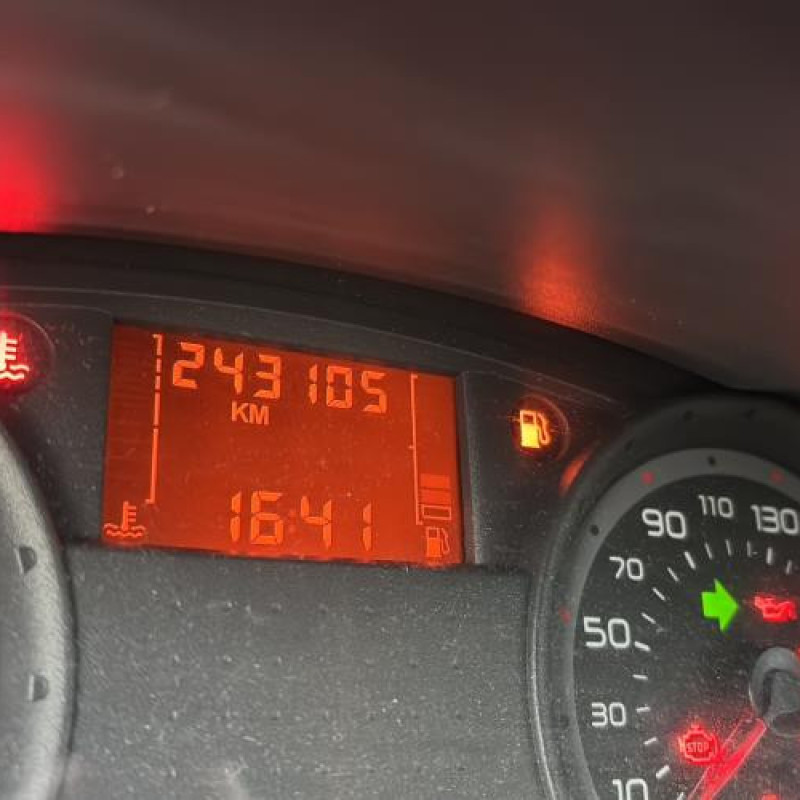 Attache ceinture avant droit RENAULT CLIO 3 Photo n°19