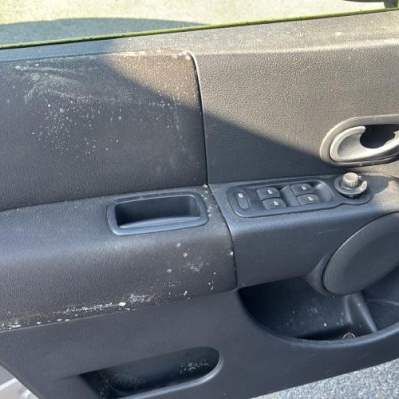 Attache ceinture arriere gauche RENAULT GRAND MODUS Photo n°13