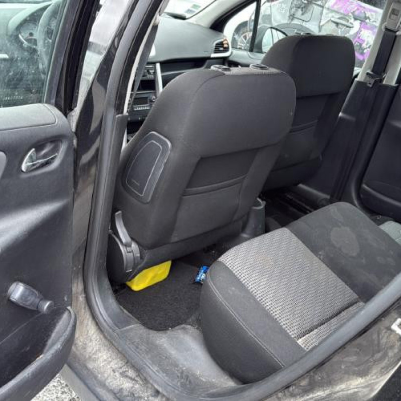 Attache ceinture avant gauche PEUGEOT 207 Photo n°18