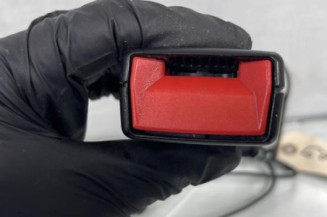 Attache ceinture arriere droit PEUGEOT 3008 1