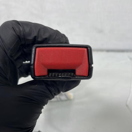 Attache ceinture arriere gauche PEUGEOT 3008 1