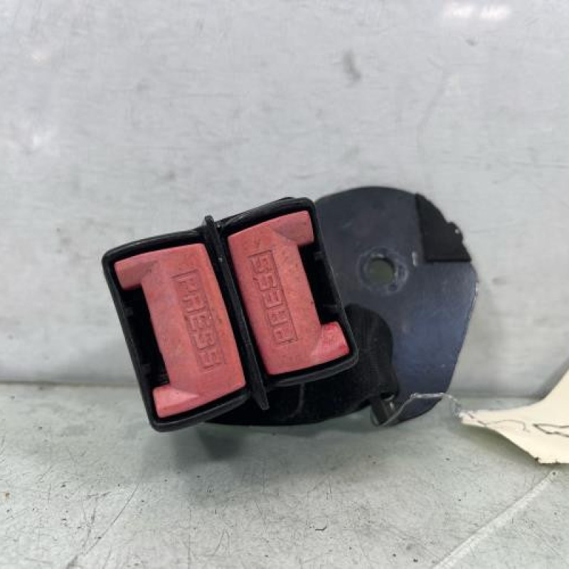 Attache ceinture arriere droit RENAULT CLIO 2 CAMPUS Photo n°3