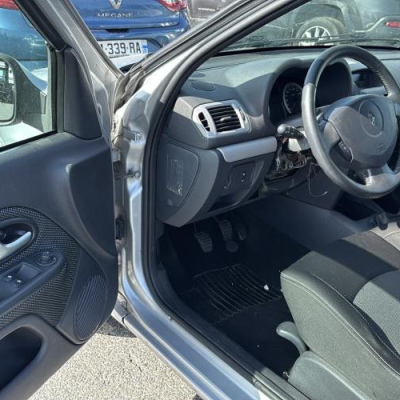 Attache ceinture arriere droit RENAULT CLIO 2 CAMPUS Photo n°13