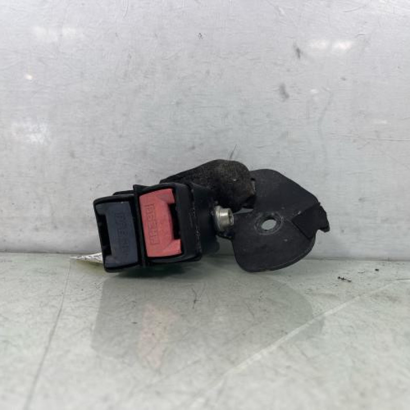 Attache ceinture arriere gauche RENAULT CLIO 2 CAMPUS Photo n°1