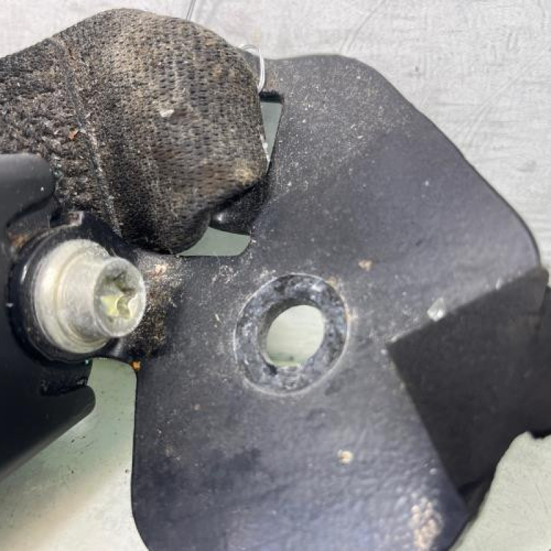 Attache ceinture arriere gauche RENAULT CLIO 2 CAMPUS Photo n°2