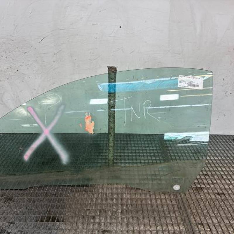 Vitre avant gauche PEUGEOT 206 Photo n°1