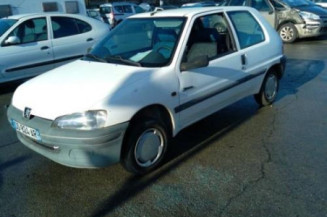 Vitre avant gauche PEUGEOT 106