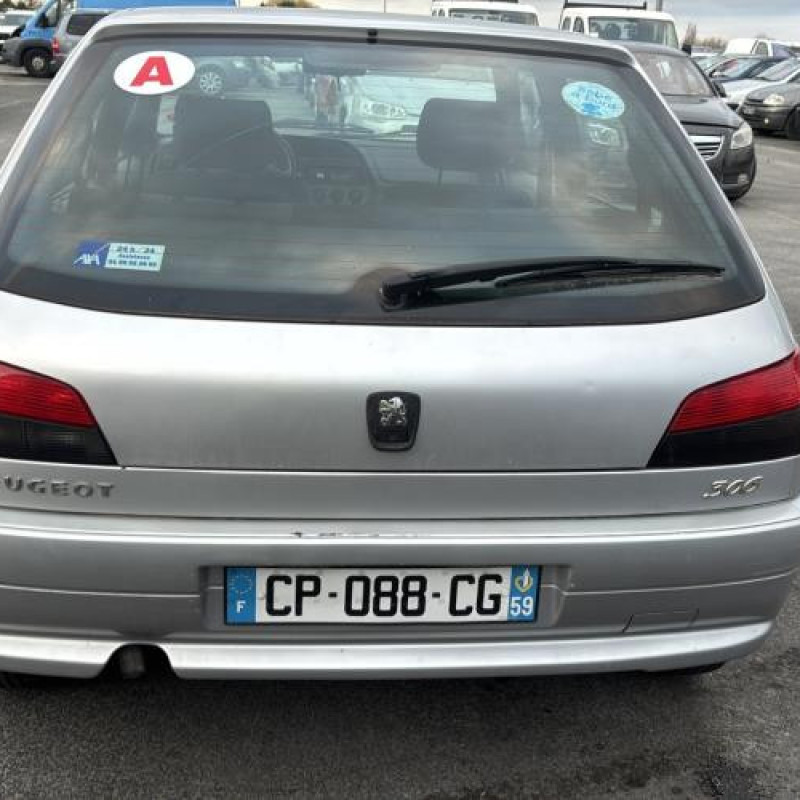 Vitre avant droit PEUGEOT 306 Photo n°9