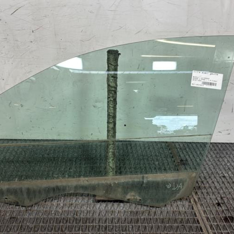 Vitre avant gauche RENAULT MEGANE 2 Photo n°1