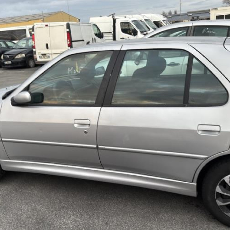 Vitre arriere droit PEUGEOT 306 Photo n°10