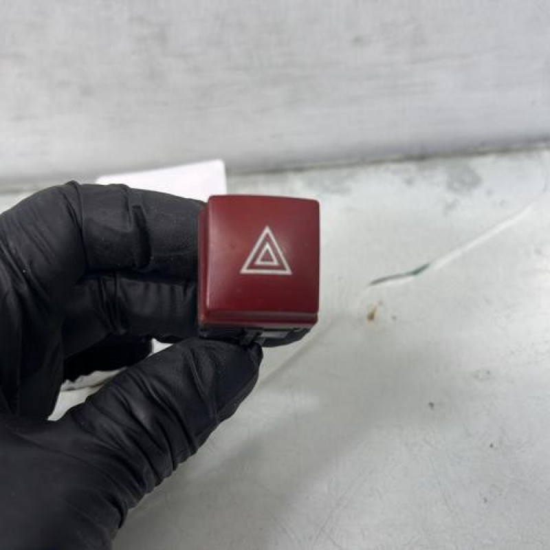 Bouton de warning PEUGEOT 206+ Photo n°1