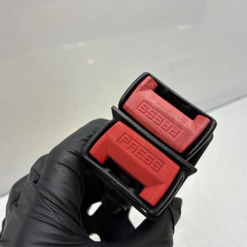 Attache ceinture arriere droit RENAULT CLIO 2 CAMPUS Photo n°3