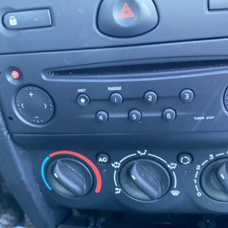 Attache ceinture arriere droit RENAULT CLIO 2 Photo n°11