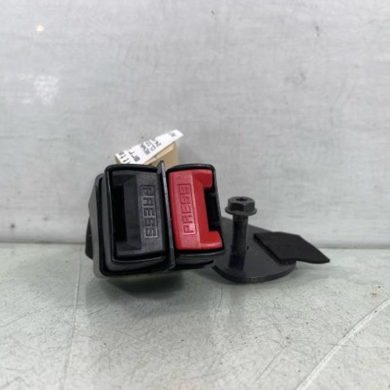 Attache ceinture arriere gauche RENAULT CLIO 2 Photo n°1