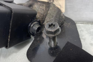 Attache ceinture arriere gauche RENAULT CLIO 2